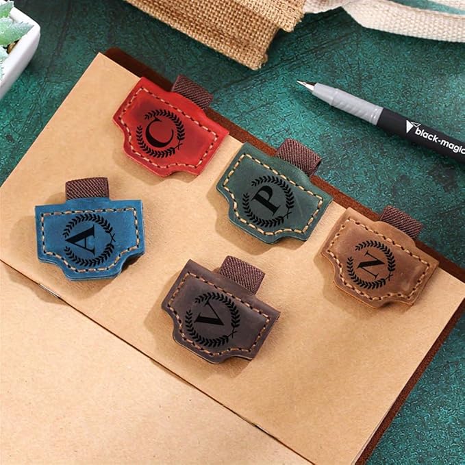 Custom Bookmark with Pen Holder with 26 Letters Personalized Magnetic Leather Book Mark, Customized Name Book Marker Clip with Initial for Men Women, Gifts for Book Lovers, Readers, (Green, O)